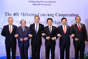 政府副總理范平明（右二）與各國團長合照留念。（圖源：越通社）