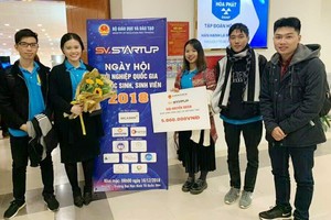 市師範大學中文系獲獎學生合影。