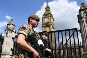 英政府決定調派三千五百名軍隊人員隨時待命，以應對可能發生的「緊急情況」。（圖源：AFP）