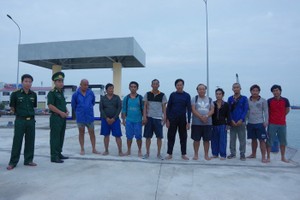 獲救的10名外籍船員在岸上合照。（圖源：文明）