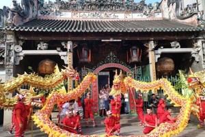 仁義堂龍獅團在穗城會館廣場表演。