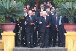 黨中央總書記、國家主席阮富仲（前右）同柬埔寨國王西哈莫尼（前左）在胡志明主席遺跡區餵魚。（圖源：越通社）