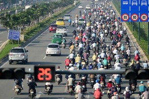 摩托車佔用行駛汽車專用道是屢見不鮮的現象。（圖源：互聯網）