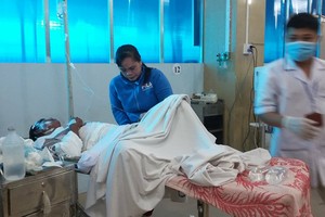 送往大水鑊醫院搶救治療中的重傷者阮文拾貳。（圖源：英明）