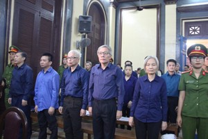 各被告人、法警及庭上所有出席者站立著聽審判長宣讀判決書。（圖源：明英）