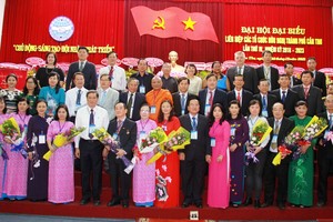 芹苴市各友好組織協會執委會同與會代表合影留念。（圖源：紅雲）