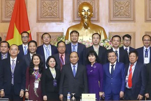 阮春福總理與企業家合影。（圖源：越通社）