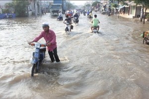 國家水文氣象預報中心：西貢河的水位繼續隨著潮汛上漲，有可能本月24至25日兩天出現潮峰，本市低窪一帶可能受水淹影響。（示意圖源：互聯網）