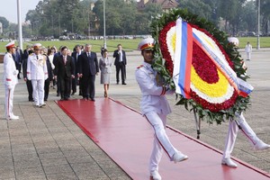 由俄羅斯聯邦國家杜馬主席維亞切斯拉夫‧維克多羅維奇‧沃洛金率領的高級代表團前往英雄烈士紀念碑敬獻花圈及晉謁胡志明主席陵。（圖源：越通社）