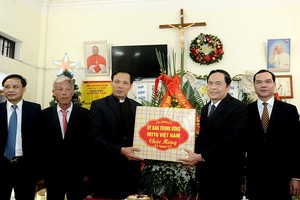 越南祖國陣線中央委員會主席陳清敏（右二）親往河南省維仙縣木南鄉領持教區探望、贈送禮物並祝賀聖誕節。（圖源：黃英）