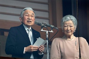 日本天皇明仁（左）23日慶祝他退位前最後一次生日。他在王宮前面發表生日演說，皇后美智子也在現場。（圖源：EPA）