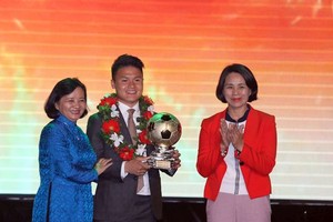阮光海（中）奪得“2018 年越南金球”稱號。（圖源：勞動者報）