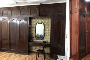 超過半個世紀的老木櫃（左）與新顏（右）。