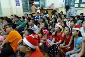 該中心華人學生正聆聽老師講述聖誕節故事。