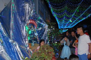 眾多市民在造景前拍照。