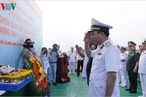 與會代表懷著崇敬之情，深刻緬懷1979年在塔龍海岸線登陸戰役戰鬥中犧牲的英雄烈士。（圖源：VOV）