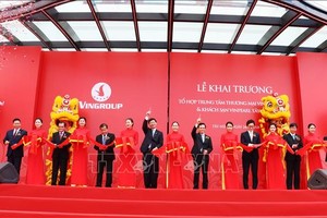 西寧省最大的Vincom Plaza商業中心、Vinpearl 5星級酒店和Shophouse商業大厦組合落成開業儀式。（）