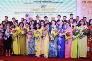 市無公害農產品協會成員大合照。（圖源：越通社）