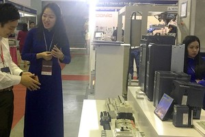 韓國企業在考察我國企業的配套工業商品。