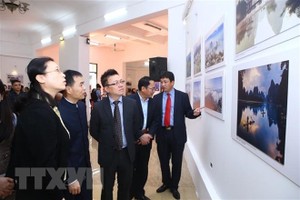 “2018 年越-中印象”圖片展吸引了各界觀眾前來觀賞。（圖源：越通社）