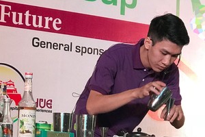 阮曰代在一場比賽中施展調味茶藝術。