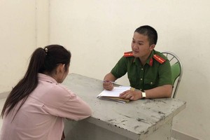 警方向嫌犯阮氏翠姮錄取口供。（圖源：HT）