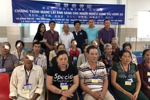 福慧慈善組配合藝峰包裝印刷有限公司在第十一郡醫院舉辦“為貧困視障者帶來光明”慈善活動。