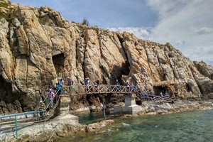 在芽莊市外的若干景點也吸引眾多遊客前往尋幽探勝。