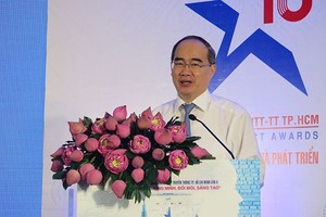 市委書記阮善仁在頒獎儀式上致詞。（圖源：玉璧）