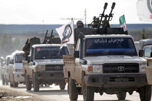 一支由土支持的敘反政府軍車隊向曼比季進軍。（圖源：路透社）