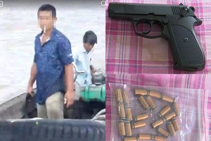 T先生持著疑似槍的物品(從視頻截圖)。 公安沒收的橡皮彈槍。