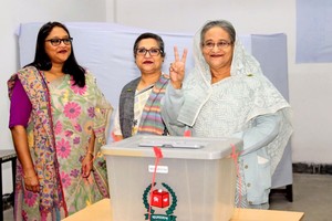 孟加拉女總理謝赫‧哈西娜參加投票。（圖源：路透社）