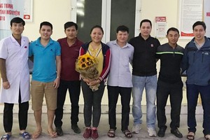 阮文君（左五）和陳春晉（左三）於11月 30日在乂安省獻血後與大家合照留念。