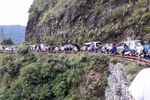 進入母山旅遊區的交通水洩不通延長2至3公里，所有車輛都要減速慢行。（圖源：農高）