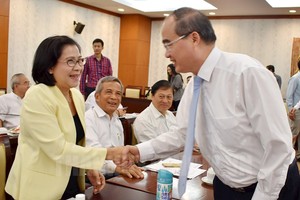 市委書記阮善仁（右）與本市退休高級幹部在聚會時親切握手交談。（圖源：市黨部新聞網）