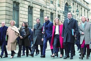 法國內閣成員早餐會後，步行至愛麗舍宮商討新一年的施政方針。（圖源：路透社）