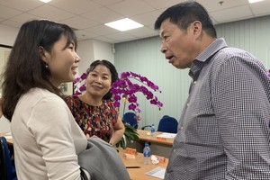 翁明照會長(右一)與理事成員交流。