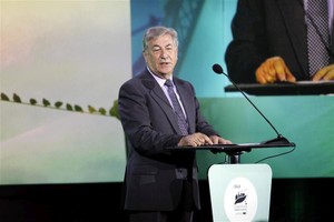 1月4日，在挪威首都奧斯陸，歐盟委員會主管環境、海洋事務和漁業的委員卡爾梅努·韋拉在儀式上講話。（圖源：新華社）