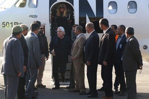 聯合國也門問題特使馬丁‧格里菲思（中）當地時間5日抵達也門首都薩那國際機場。（圖源：新華社）