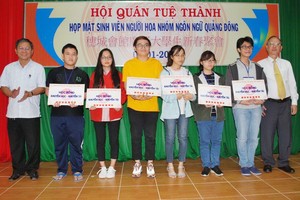 市民族處副主任曾錦榮(左一)與穗城會館 理事長盧耀南(右一)向大學生頒發獎勵金。