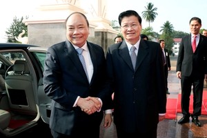 阮春福總理（左）接見老撾總理西蘇里。（圖源：VOV）