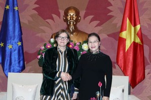 國會主席阮氏金銀（右）接見歐洲議會副主席海蒂‧毫托拉女士。（圖源：互聯網）