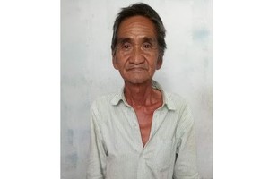 彭錦泉走路還是一拐一拐的。