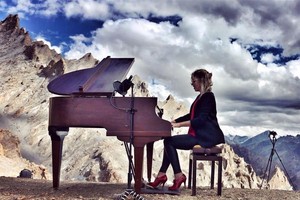 德蘭在高海拔地點舉行演奏會。（圖源：互聯網）