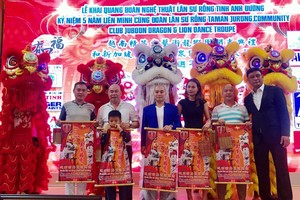 理事長劉家明(左三)為送出五套醒獅點睛後留影。