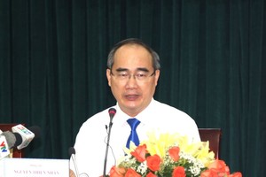 黨中央政治局委員、市委書記阮善仁在2019年新年聚會上發表講話。（圖源：越通社）