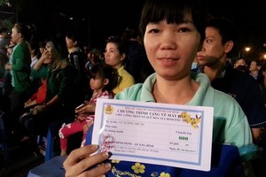 獲送機票的一名女工人。（示意圖源：田升）