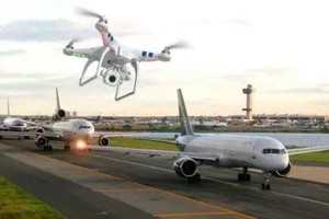 英國最大民用機場希思羅機場當地時間8日傍晚遭遇無人機侵擾，導致部分航班停飛、機場暫時性關閉，約3小時後逐步恢復正常。（示意圖源：互聯網）