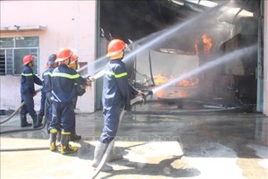 消防隊聞訊後趕抵現場展開滅火工作。（圖源：越通社）