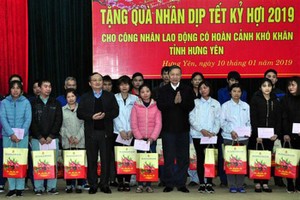 公安部長蘇霖上將（右五）向興安省貧困勞動工人贈送禮物。（圖源：田升）